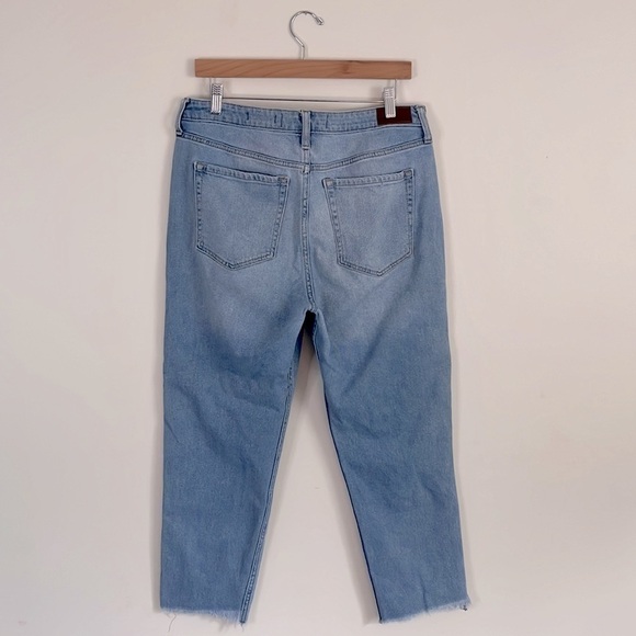 Hollister Ultra High-Rise Distressed Mom Jean - Picture 2 of 6